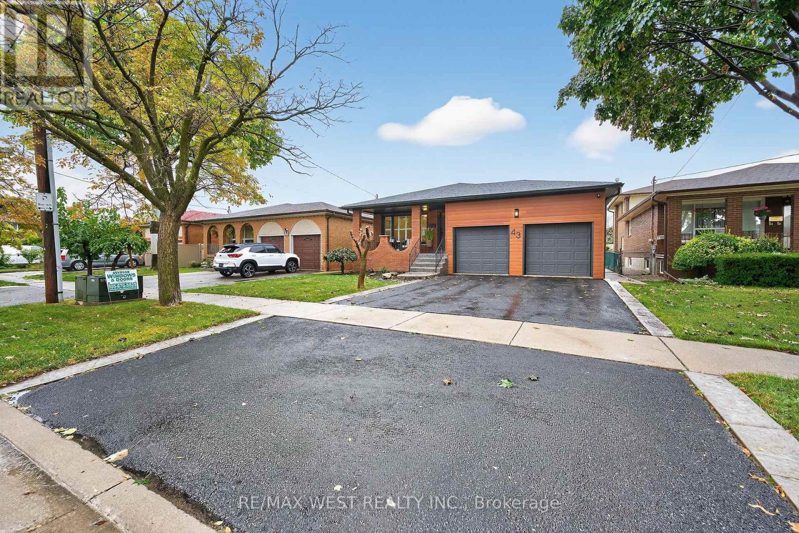 43 St Georges Boulevard, Toronto, Ontario  M9R 1X3 - Photo 3 - W12429072