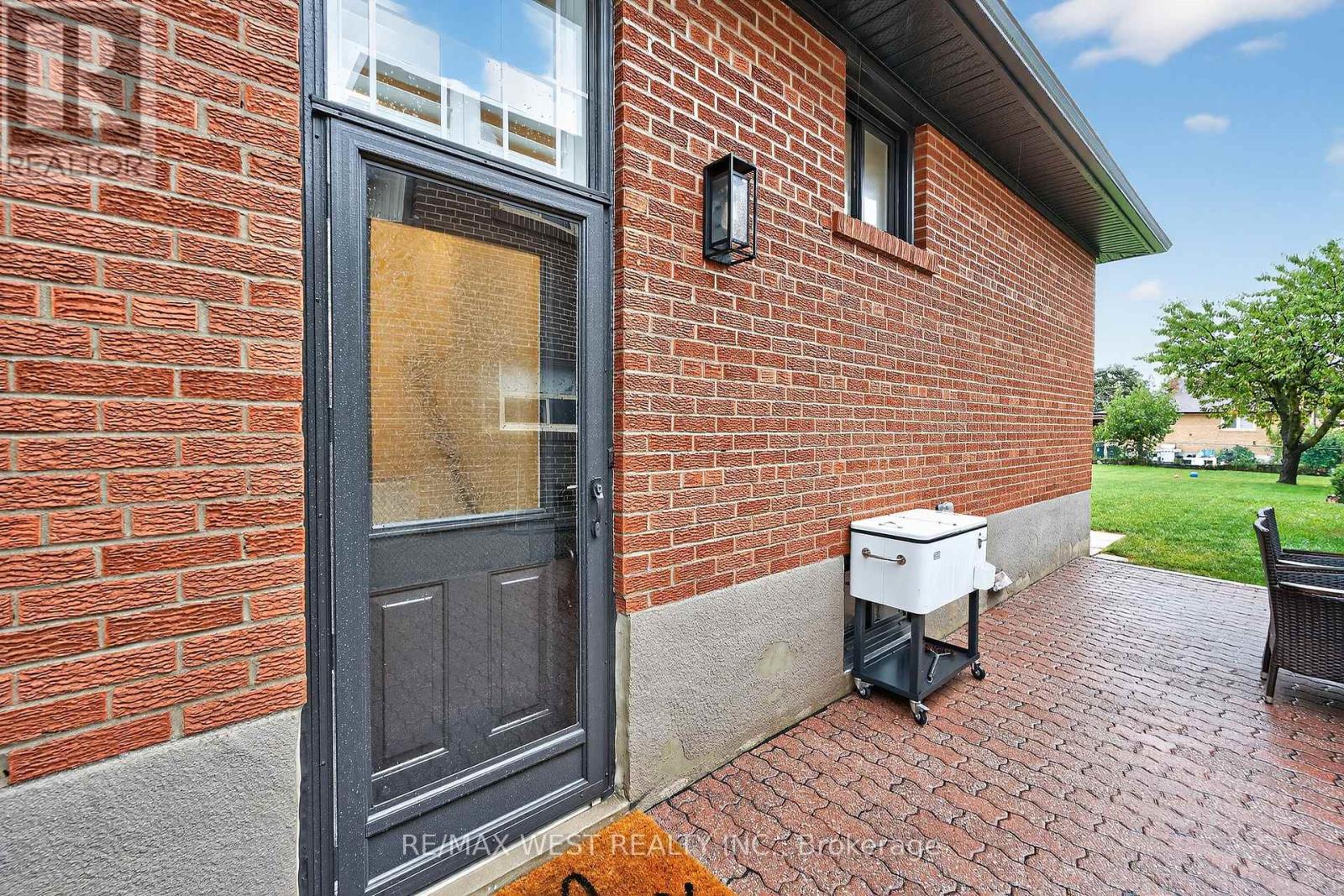 43 St Georges Boulevard, Toronto, Ontario  M9R 1X3 - Photo 32 - W12429072