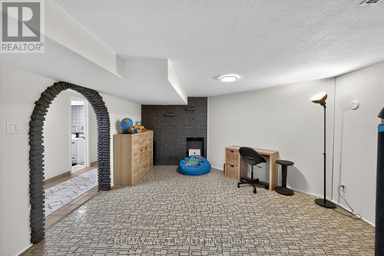 43 St Georges Boulevard, Toronto, Ontario  M9R 1X3 - Photo 37 - W12429072