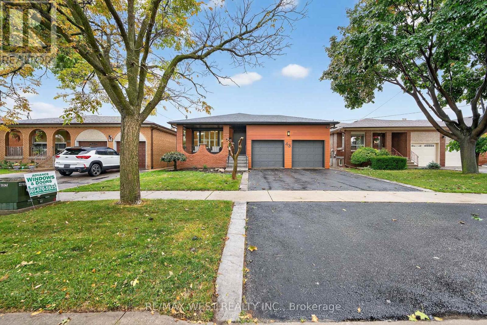 43 St Georges Boulevard, Toronto, Ontario  M9R 1X3 - Photo 4 - W12429072
