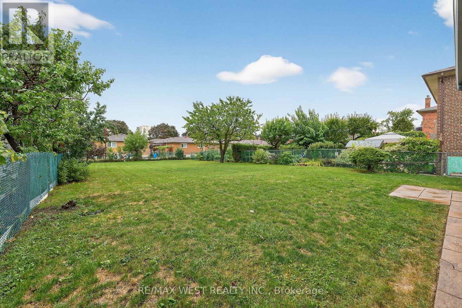 43 St Georges Boulevard, Toronto, Ontario  M9R 1X3 - Photo 46 - W12429072