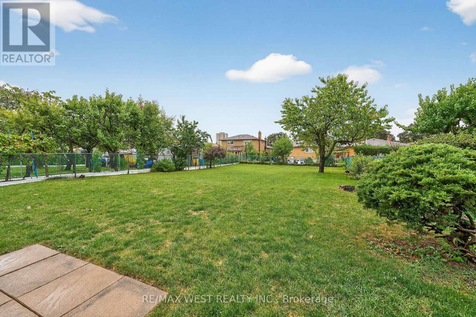 43 St Georges Boulevard, Toronto, Ontario  M9R 1X3 - Photo 47 - W12429072
