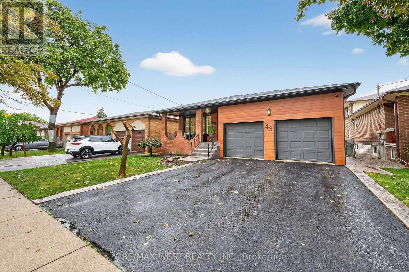 43 St Georges Boulevard, Toronto, Ontario  M9R 1X3 - Photo 5 - W12429072