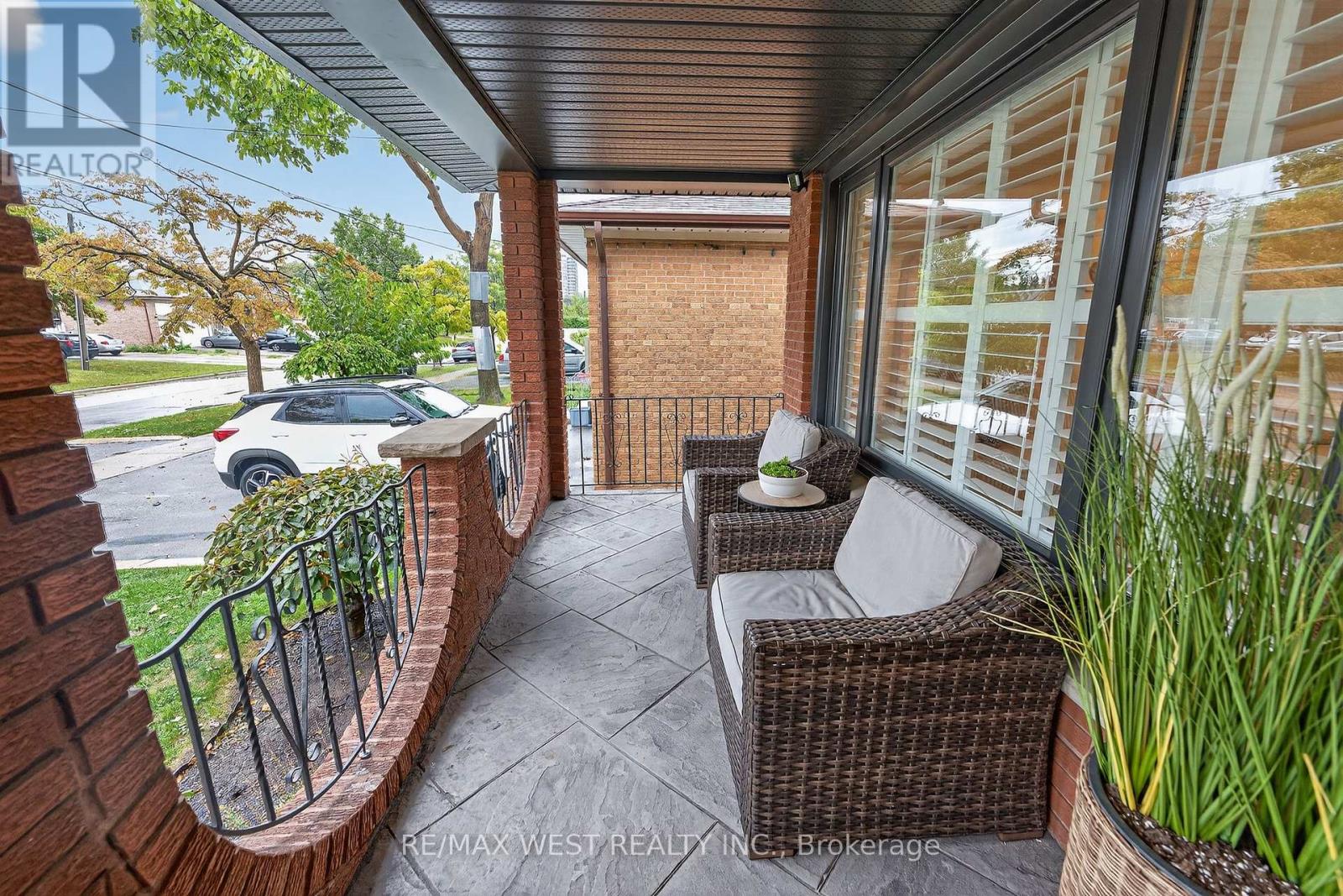 43 St Georges Boulevard, Toronto, Ontario  M9R 1X3 - Photo 6 - W12429072