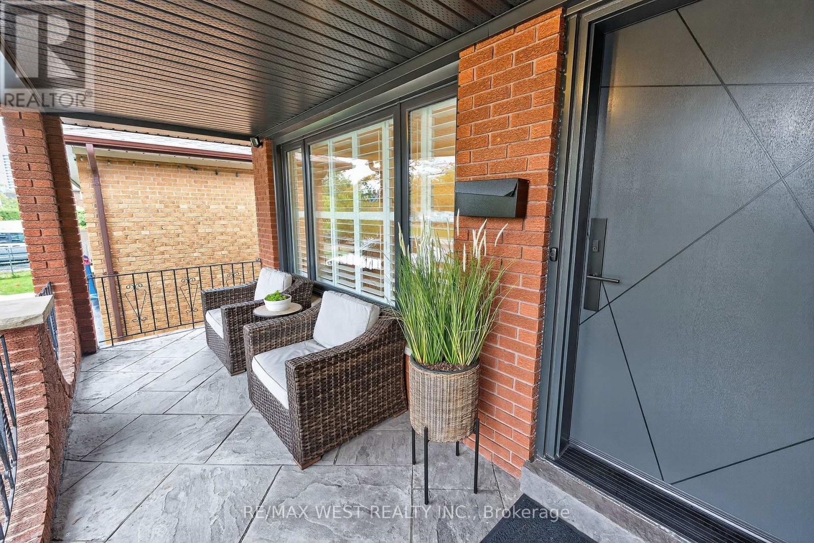 43 St Georges Boulevard, Toronto, Ontario  M9R 1X3 - Photo 7 - W12429072