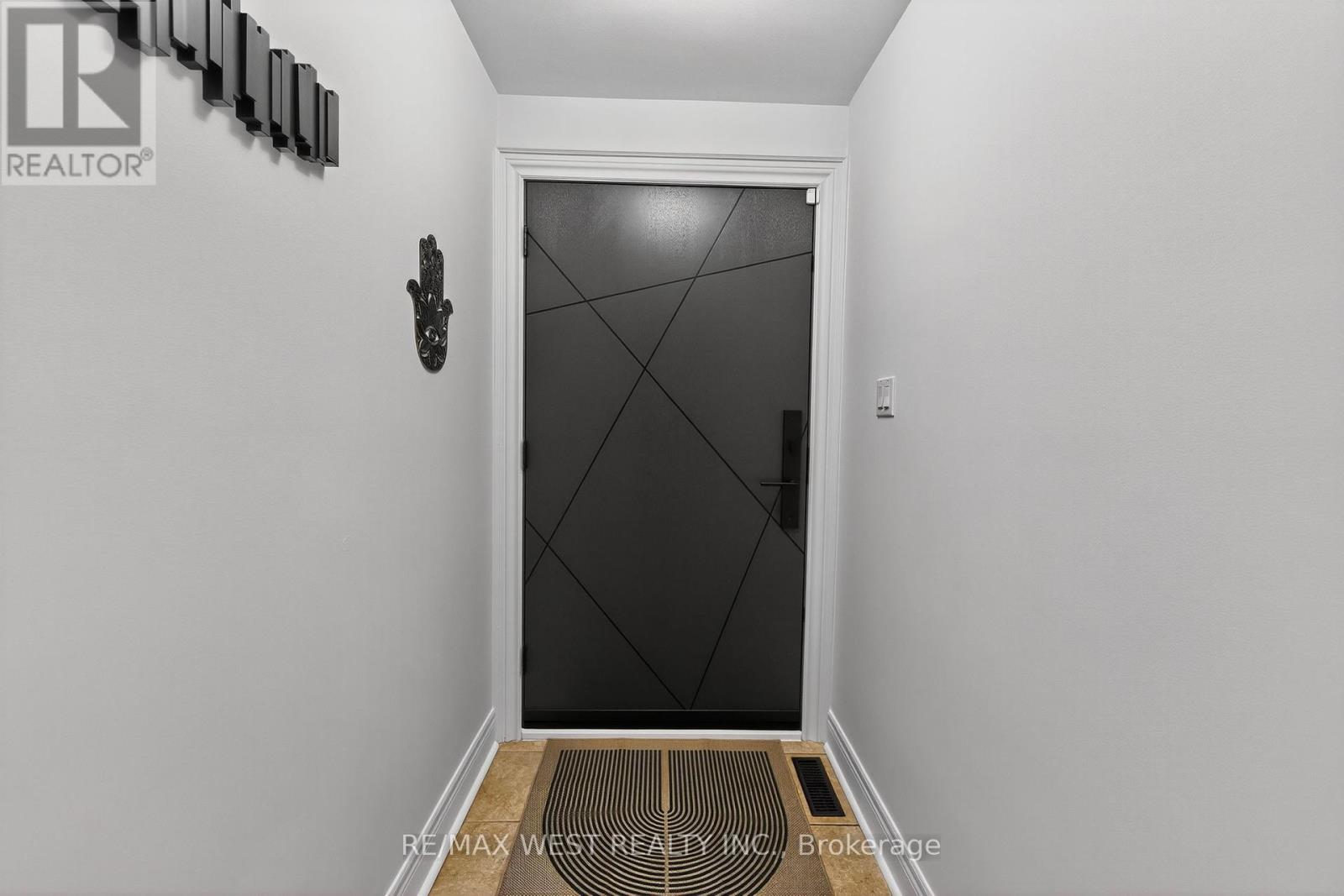 43 St Georges Boulevard, Toronto, Ontario  M9R 1X3 - Photo 9 - W12429072