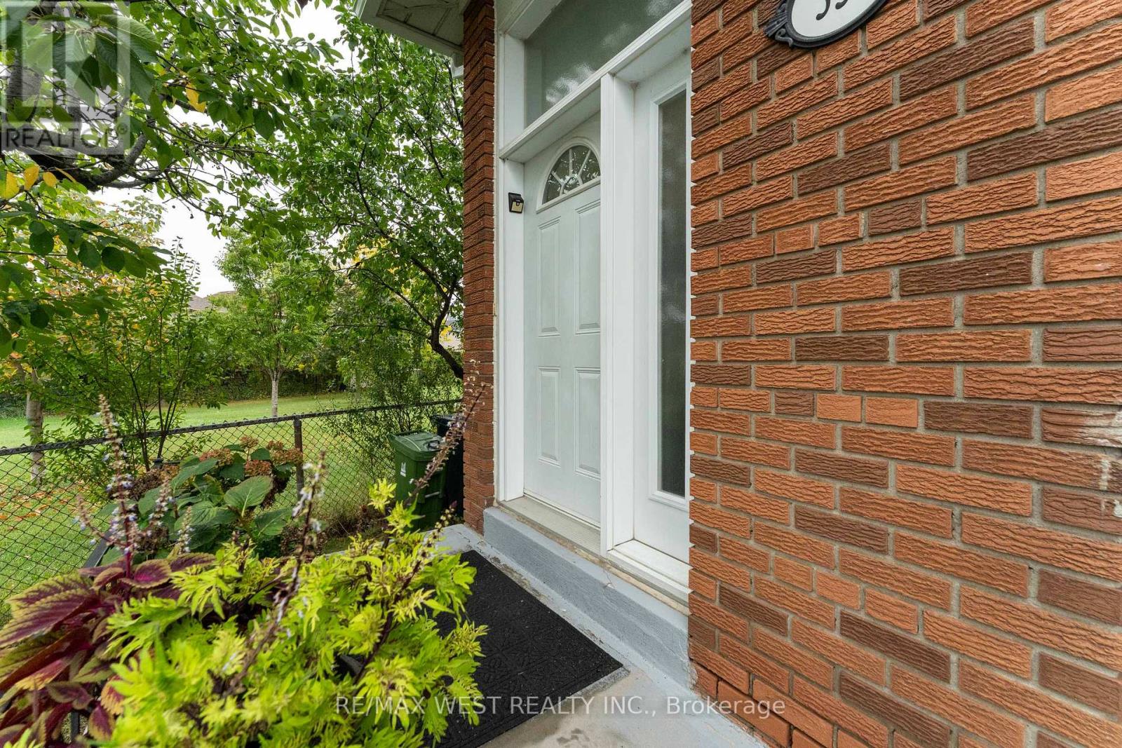 330 Pellatt Avenue, Toronto, Ontario  M9N 3P3 - Photo 4 - W12429094