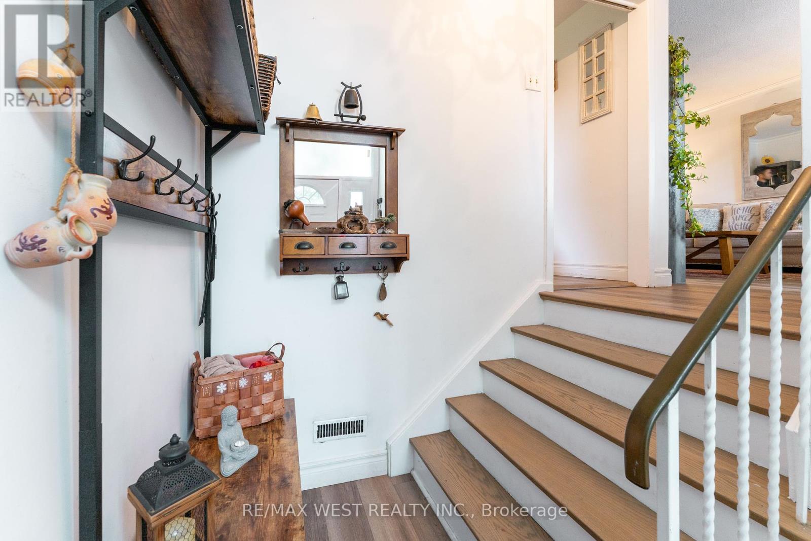 330 Pellatt Avenue, Toronto, Ontario  M9N 3P3 - Photo 6 - W12429094