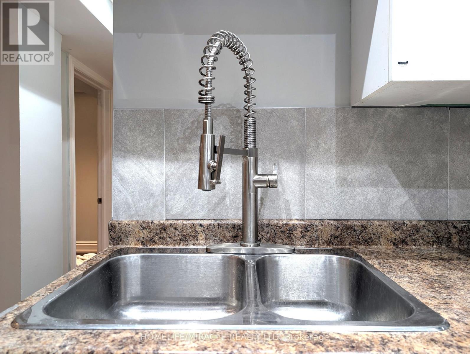 57 Manitoba Street, Toronto, Ontario  M8Y 1E1 - Photo 10 - W12429099