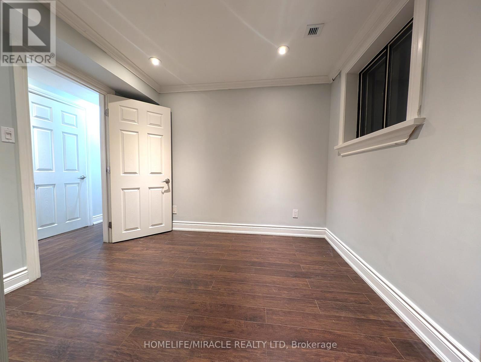 57 Manitoba Street, Toronto, Ontario  M8Y 1E1 - Photo 13 - W12429099