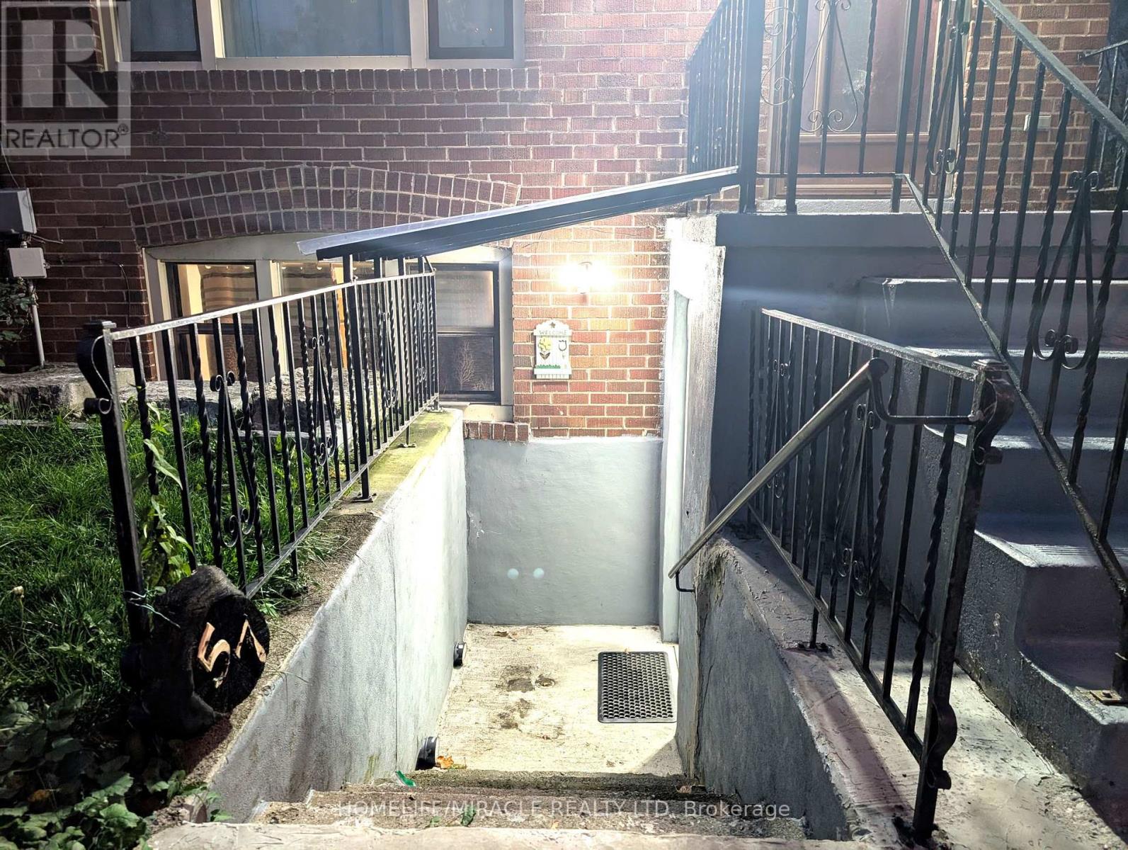 57 Manitoba Street, Toronto, Ontario  M8Y 1E1 - Photo 2 - W12429099