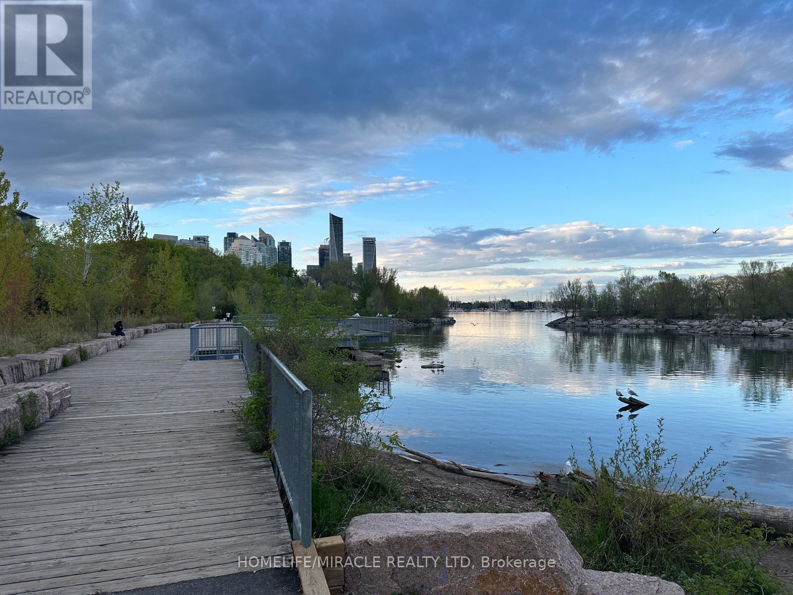 57 Manitoba Street, Toronto, Ontario  M8Y 1E1 - Photo 27 - W12429099
