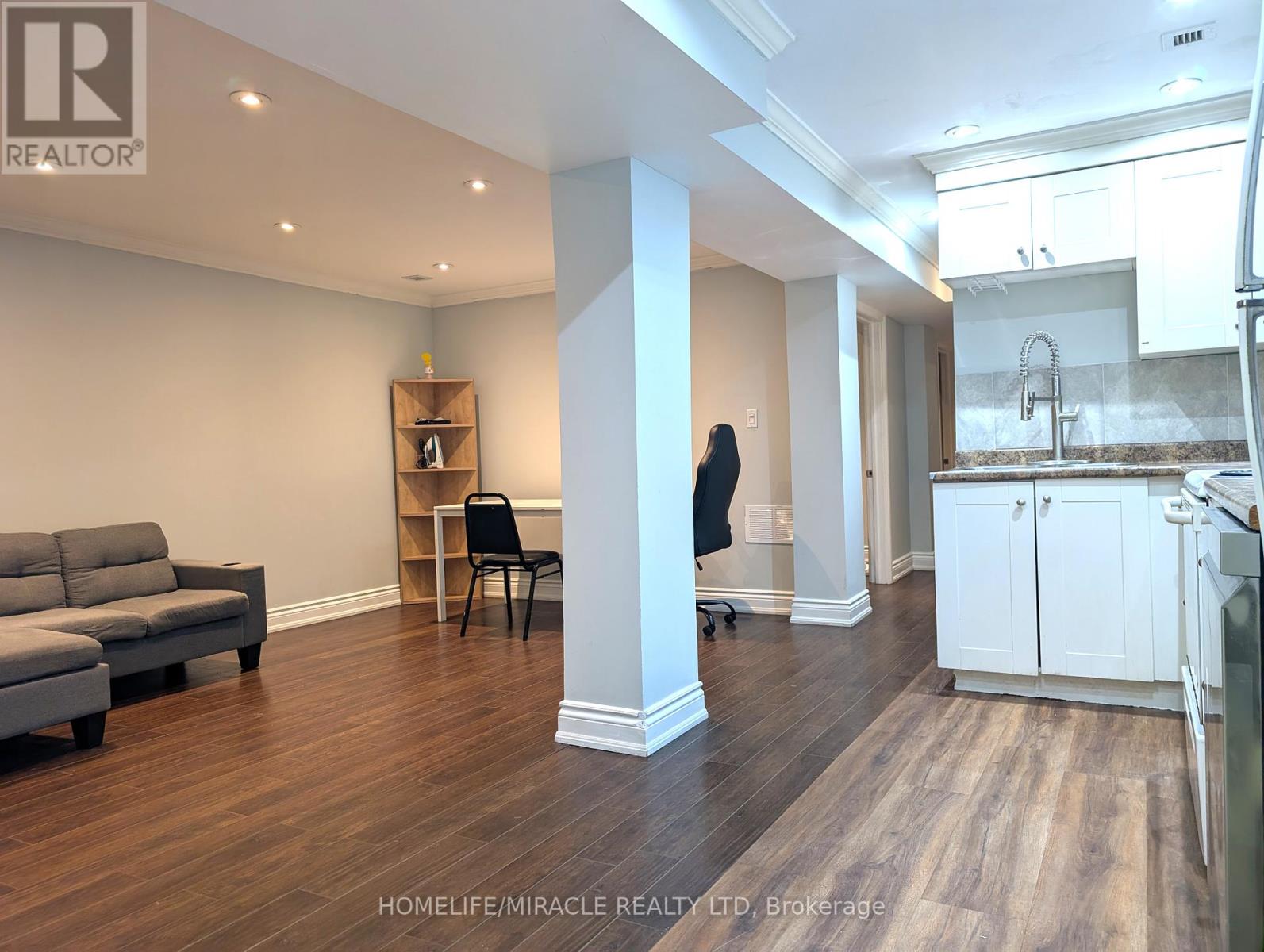 57 Manitoba Street, Toronto, Ontario  M8Y 1E1 - Photo 4 - W12429099