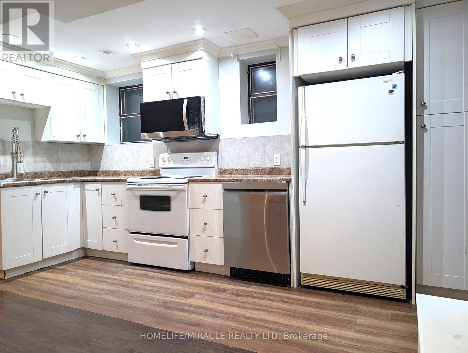 57 Manitoba Street, Toronto, Ontario  M8Y 1E1 - Photo 8 - W12429099