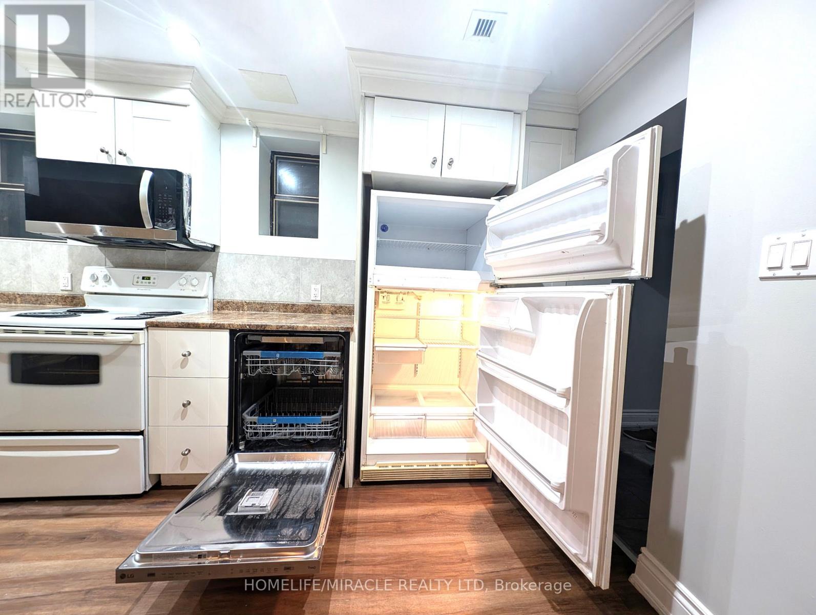 57 Manitoba Street, Toronto, Ontario  M8Y 1E1 - Photo 9 - W12429099