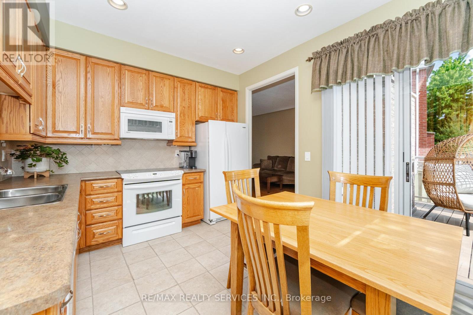 8 Inwood Place, Brampton, Ontario  L6R 1T2 - Photo 11 - W12429103