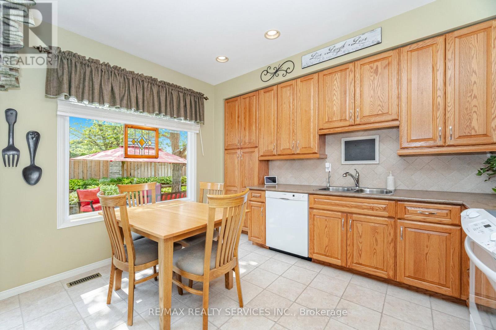 8 Inwood Place, Brampton, Ontario  L6R 1T2 - Photo 12 - W12429103