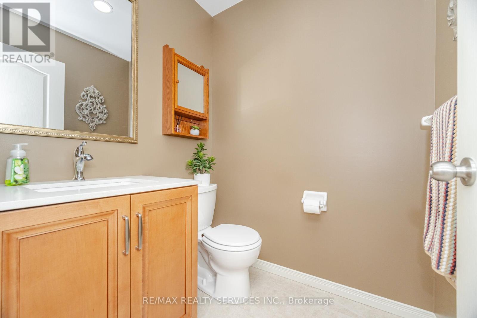 8 Inwood Place, Brampton, Ontario  L6R 1T2 - Photo 15 - W12429103