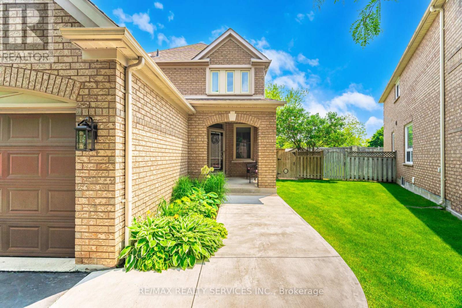 8 Inwood Place, Brampton, Ontario  L6R 1T2 - Photo 2 - W12429103