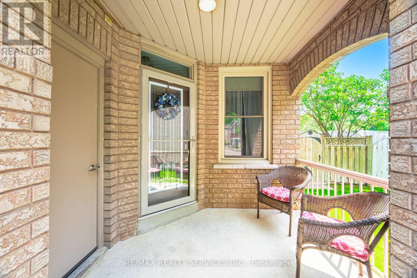 8 Inwood Place, Brampton, Ontario  L6R 1T2 - Photo 3 - W12429103