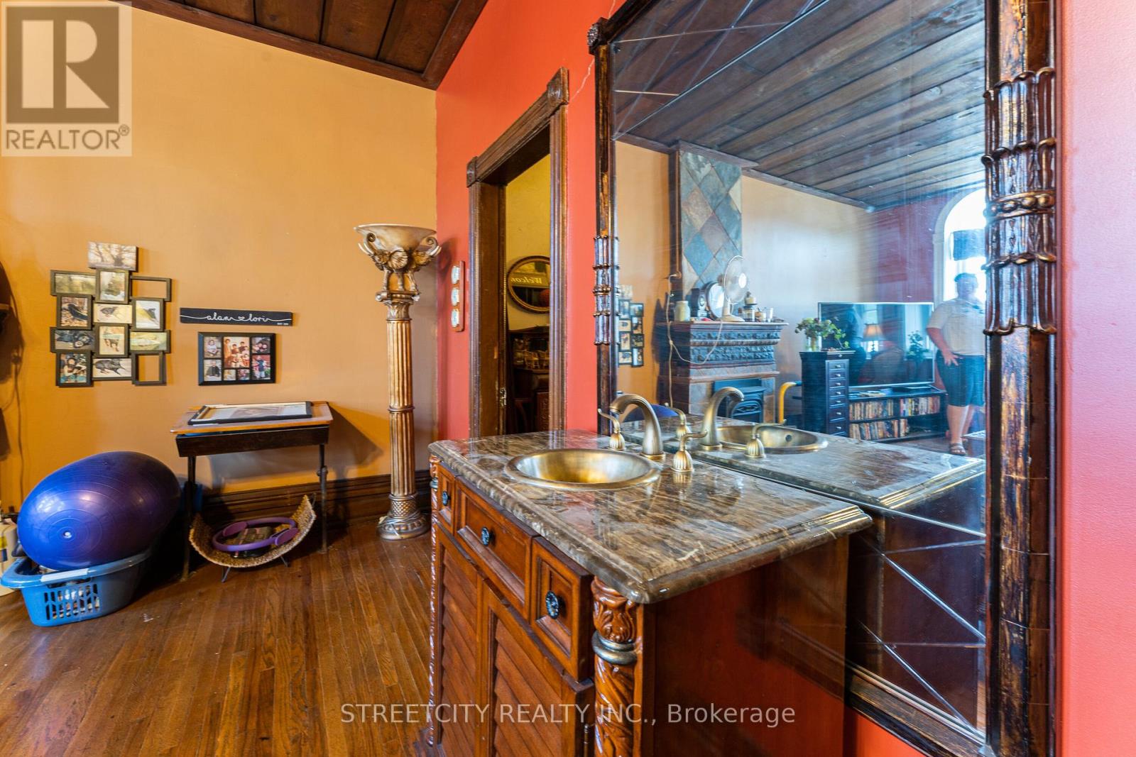 206 Main Street E, North Middlesex, Ontario  N0M 2K0 - Photo 11 - X12386166