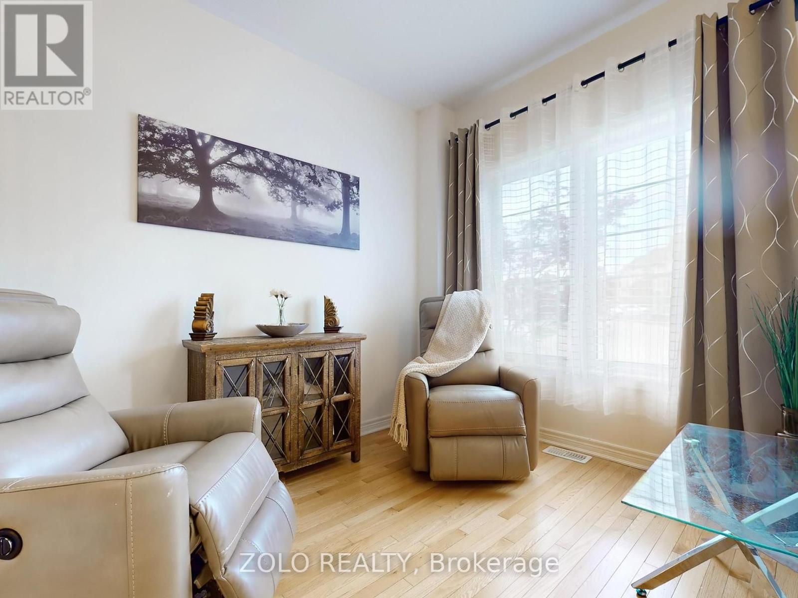 42 Foxberry Road, East Gwillimbury, Ontario  L9N 0P6 - Photo 5 - N12429209