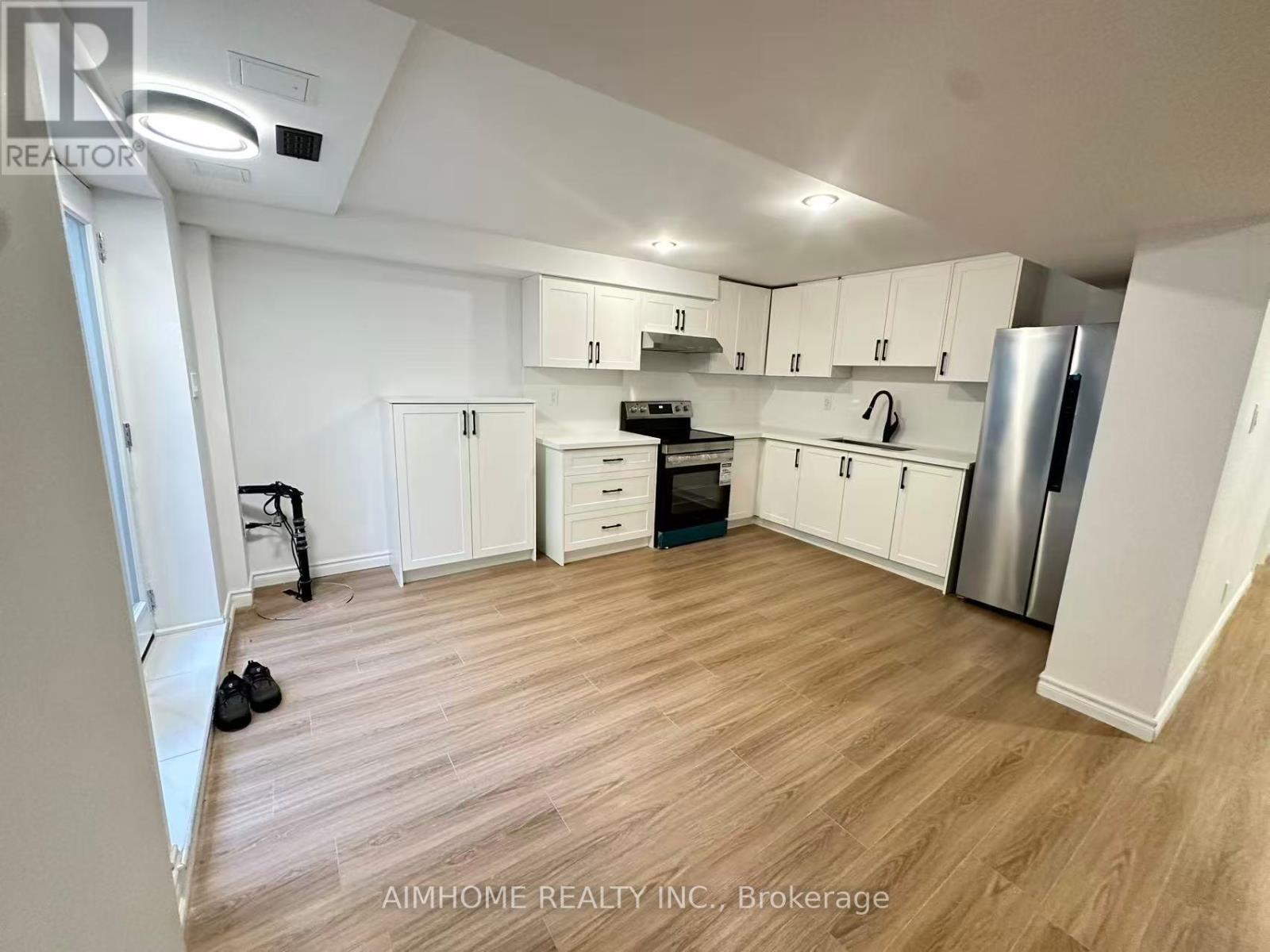 12 Goldsmith Crescent, Newmarket, Ontario  L3X 1R4 - Photo 2 - N12429264