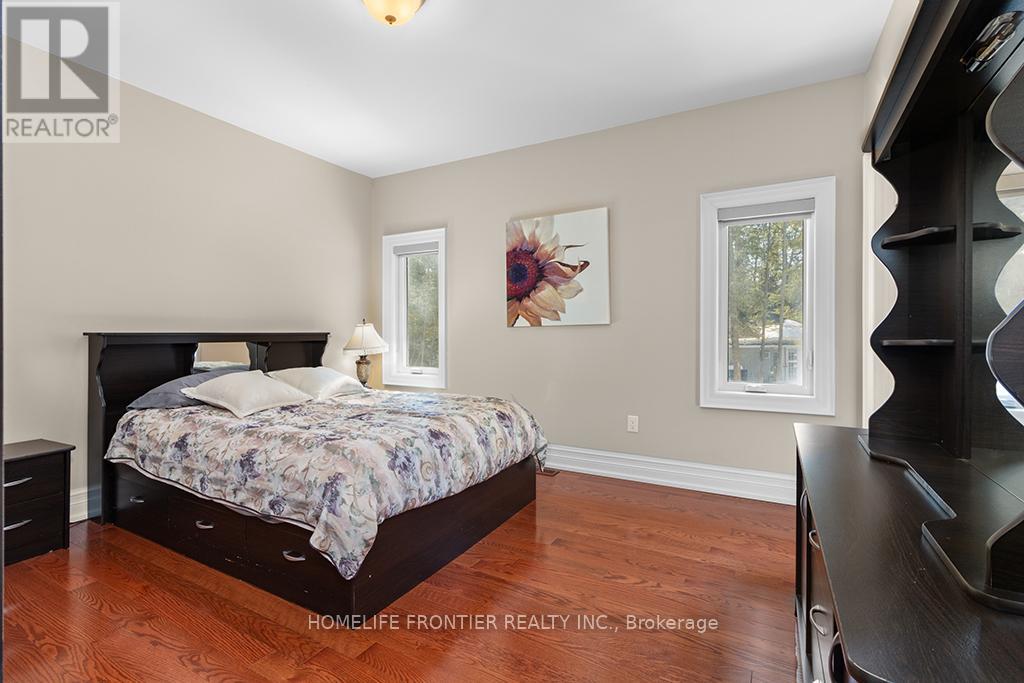 55 Homewood Avenue, Wasaga Beach, Ontario  L9Z 2M2 - Photo 17 - S12429259
