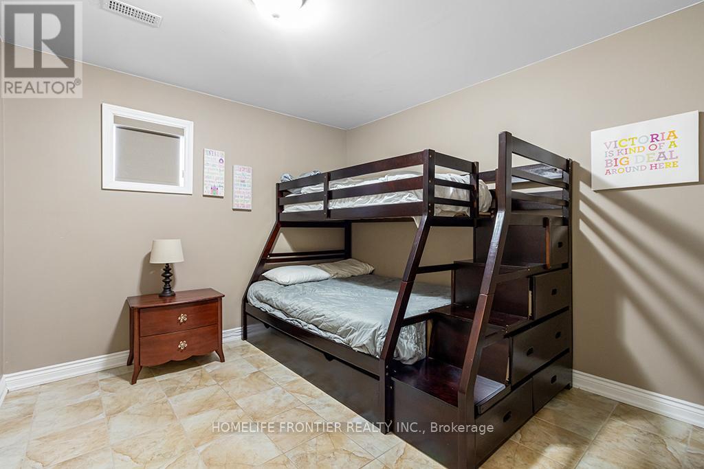 55 Homewood Avenue, Wasaga Beach, Ontario  L9Z 2M2 - Photo 34 - S12429259