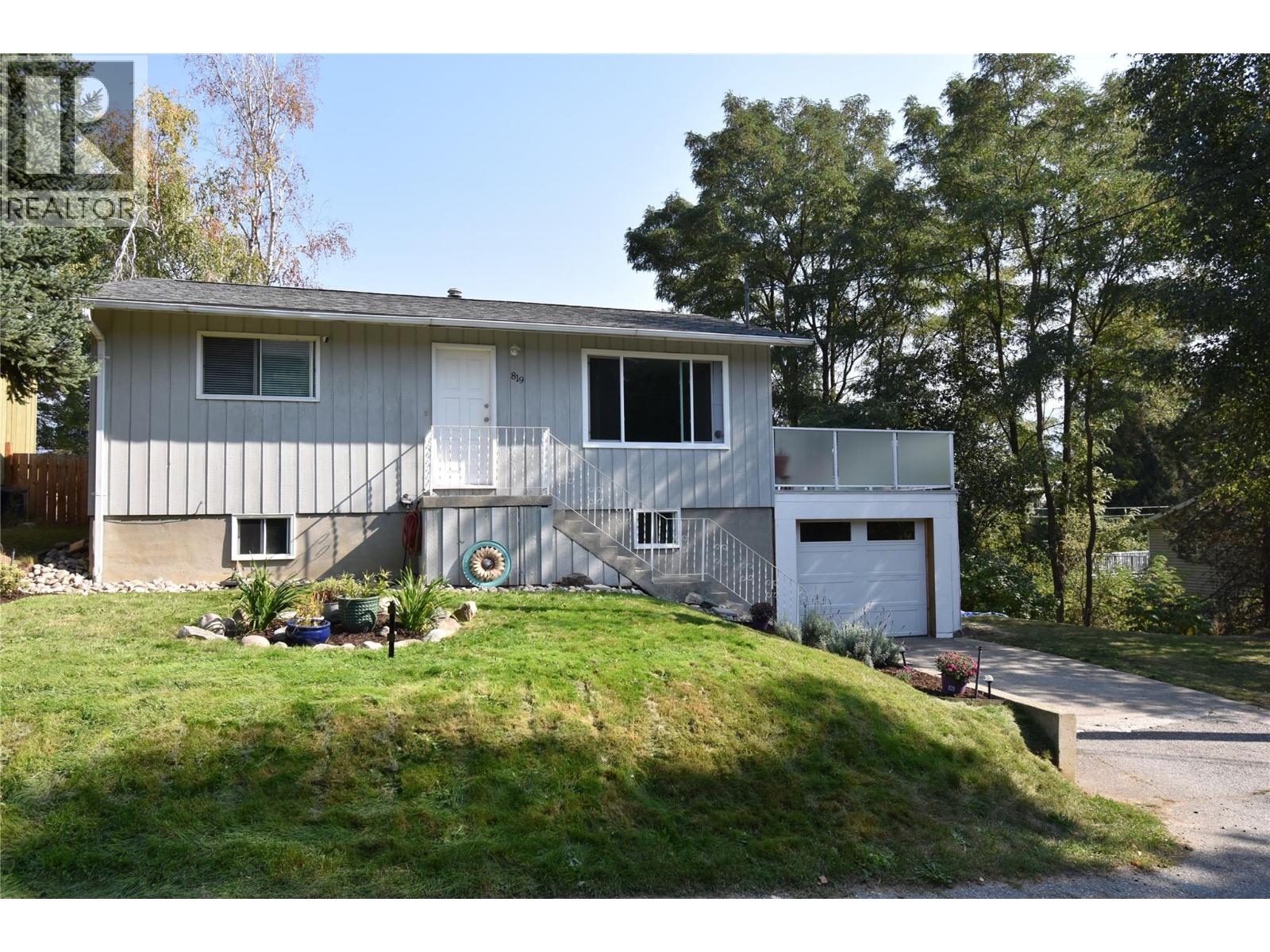 819 8th Avenue, Castlegar, British Columbia  V1N 1P2 - Photo 1 - 10364142