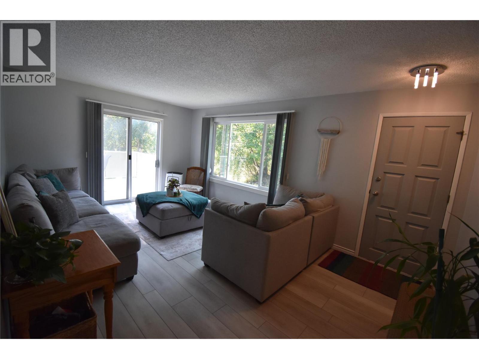 819 8th Avenue, Castlegar, British Columbia  V1N 1P2 - Photo 2 - 10364142