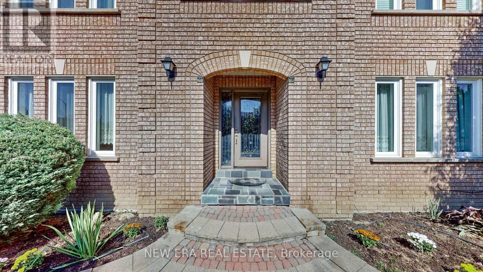 1380 Daniel Creek Road, Mississauga, Ontario  L5V 1V3 - Photo 3 - W12428814