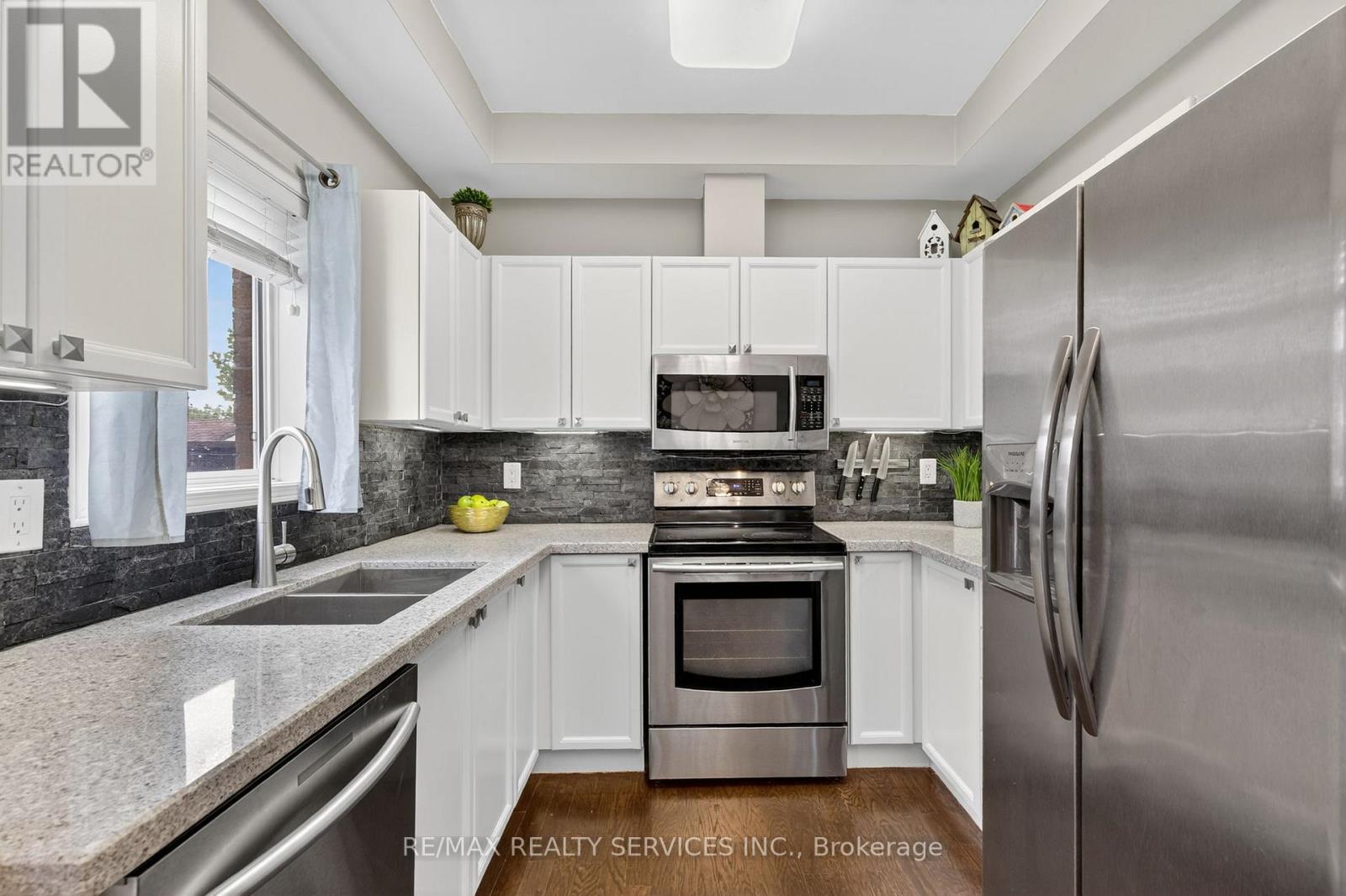 12 Hesketh Court, Caledon, Ontario  L7C 1C6 - Photo 11 - W12429248