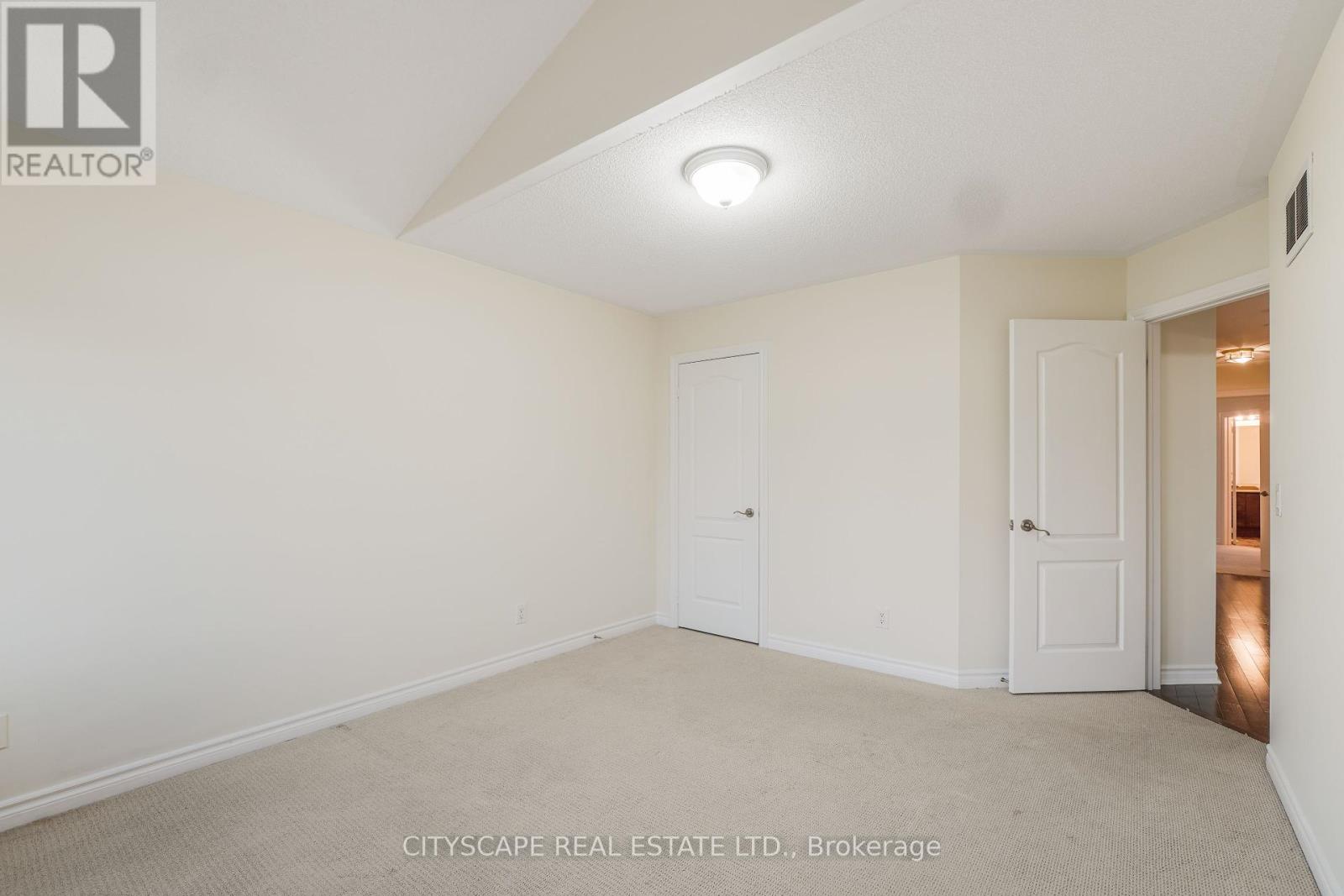 5515 Challenger Drive, Mississauga, Ontario  L5M 0G9 - Photo 21 - W12429252