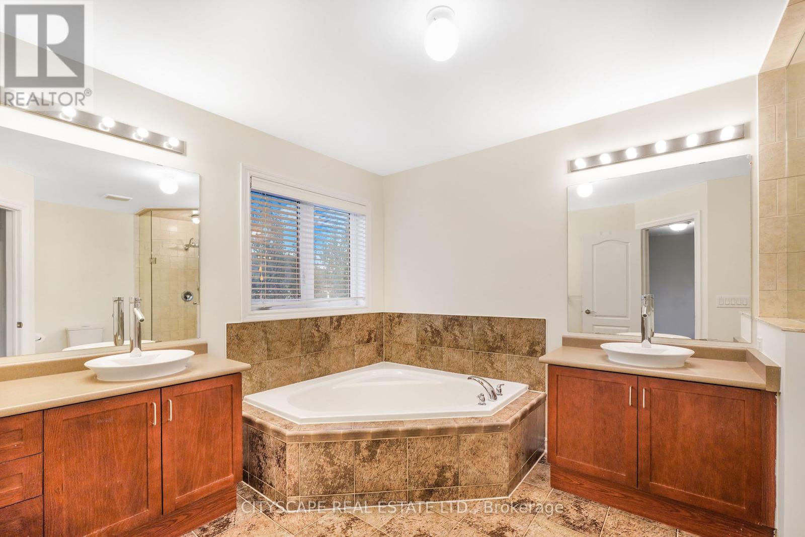 5515 Challenger Drive, Mississauga, Ontario  L5M 0G9 - Photo 34 - W12429252