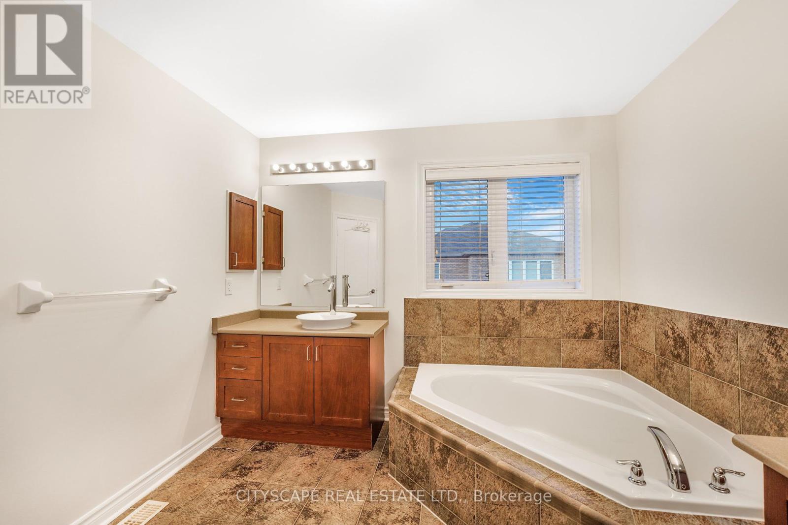 5515 Challenger Drive, Mississauga, Ontario  L5M 0G9 - Photo 36 - W12429252