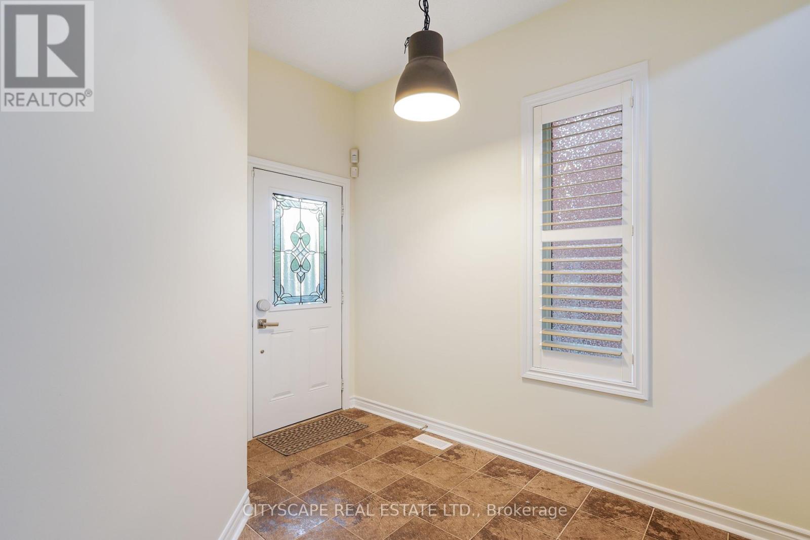 5515 Challenger Drive, Mississauga, Ontario  L5M 0G9 - Photo 4 - W12429252