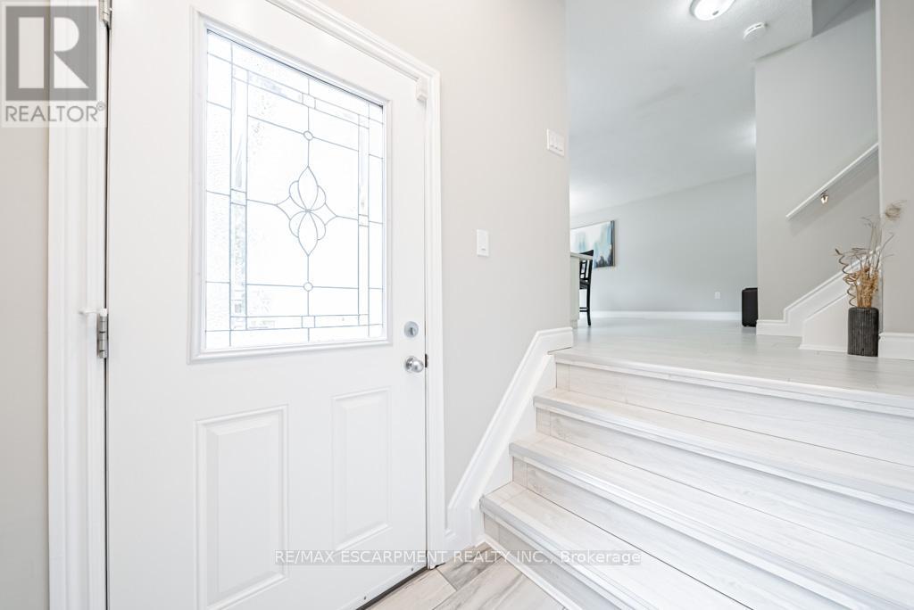 12 Quinlan Court, Hamilton, Ontario  L8W 1K1 - Photo 3 - X12429141