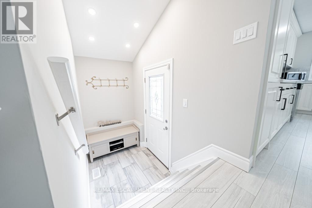 12 Quinlan Court, Hamilton, Ontario  L8W 1K1 - Photo 4 - X12429141