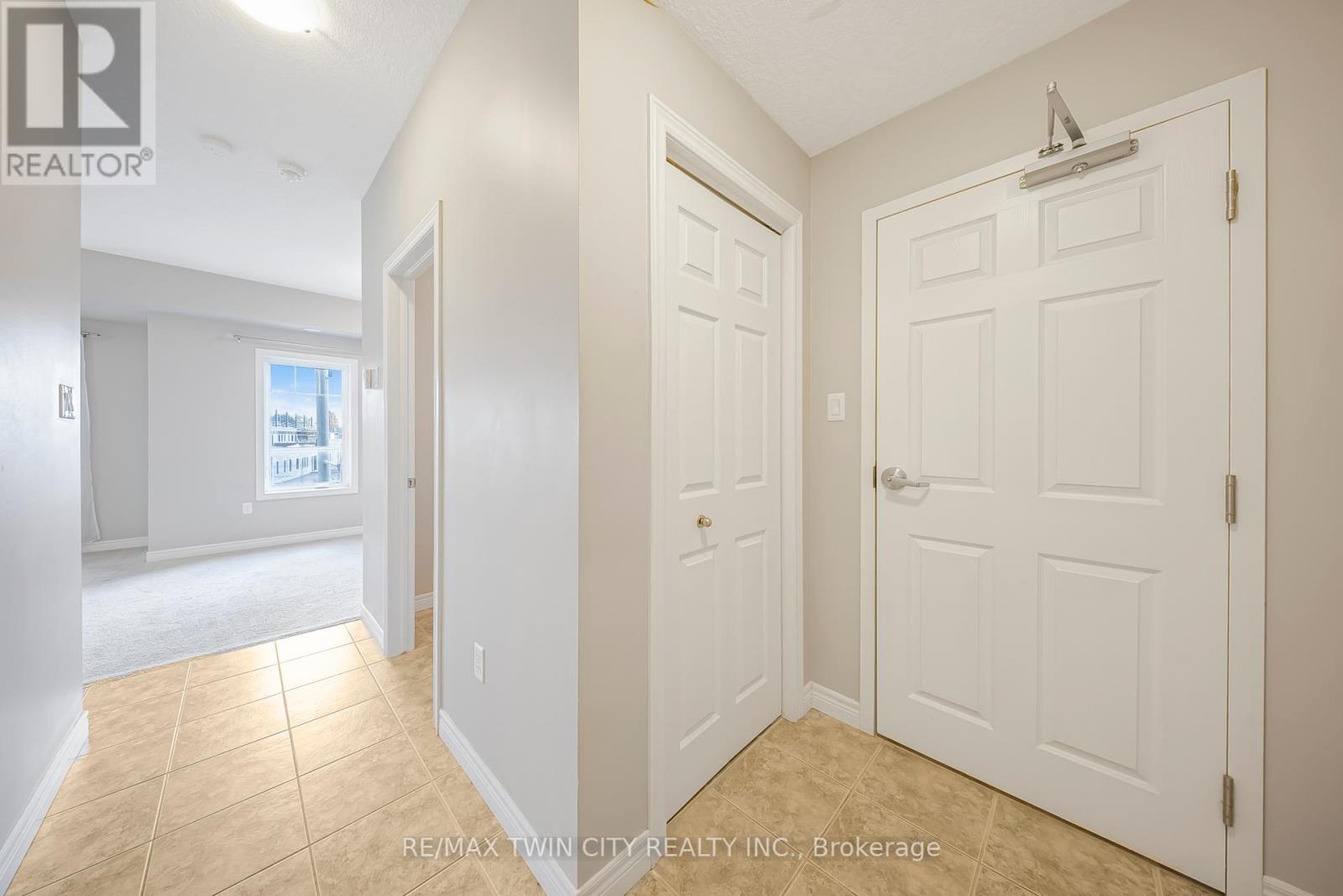 C - 1108 Fairway Road N, Kitchener, Ontario  N2A 0J3 - Photo 4 - X12429184