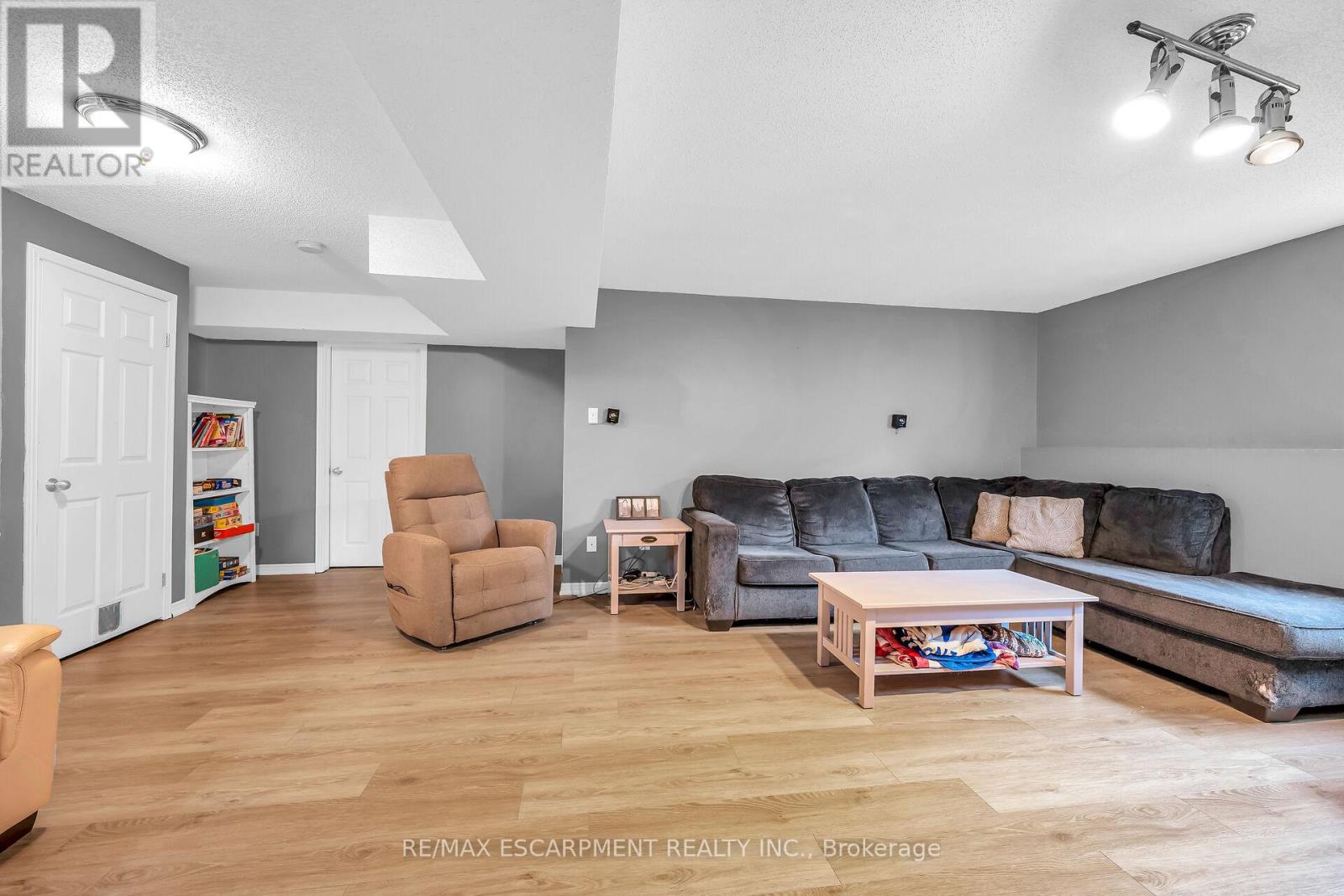 16 Caledon Court, Haldimand, Ontario  N3W 2L5 - Photo 33 - X12429233