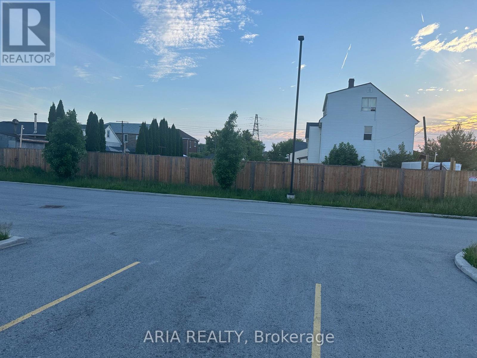 5520 North Street N, Niagara Falls, Ontario  L2G 1J3 - Photo 3 - X12429242