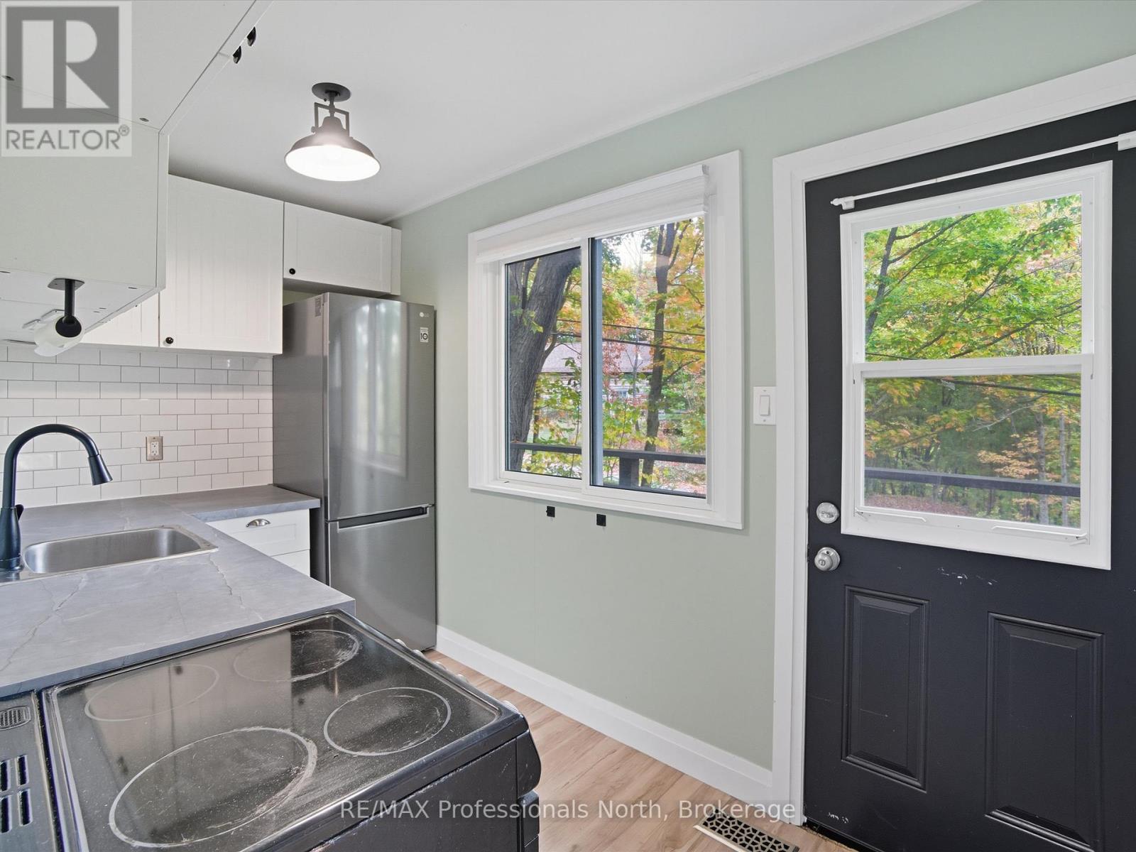 1755 Skyline Drive, Huntsville, Ontario  P1H 1A7 - Photo 7 - X12429282