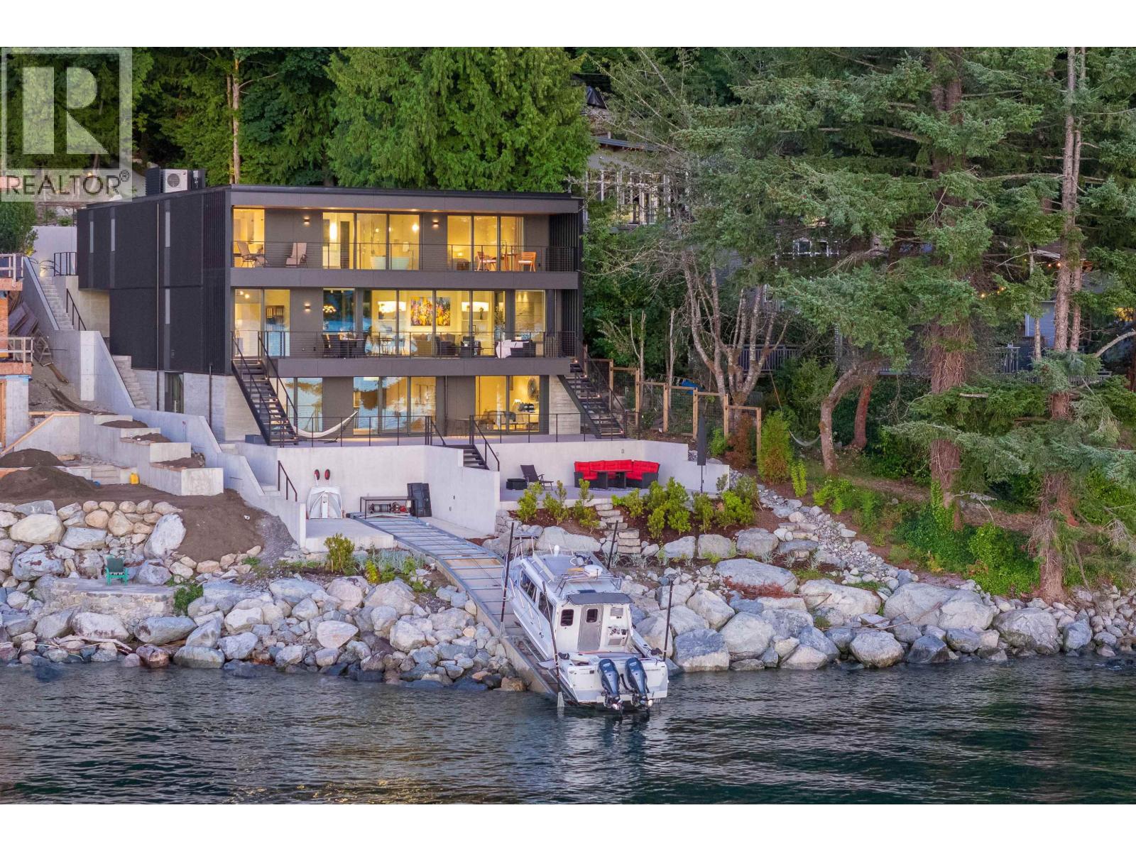 8885 LAWRENCE WAY, West Vancouver, British Columbia