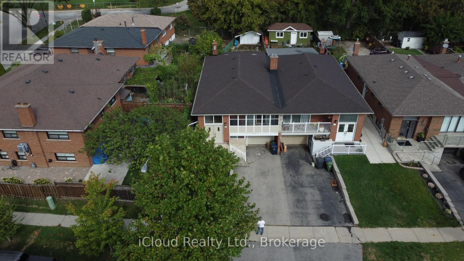 61 Rockbank Crescent, Toronto, Ontario  M9M 1L1 - Photo 3 - W12429257