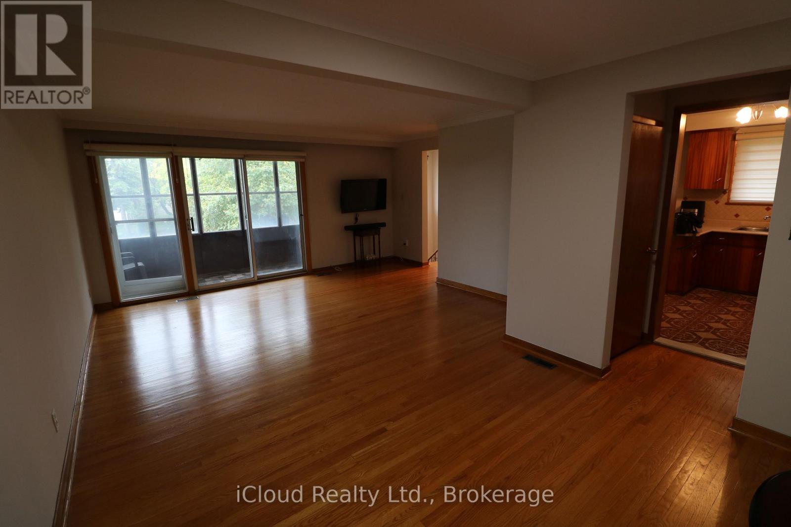 61 Rockbank Crescent, Toronto, Ontario  M9M 1L1 - Photo 10 - W12429257