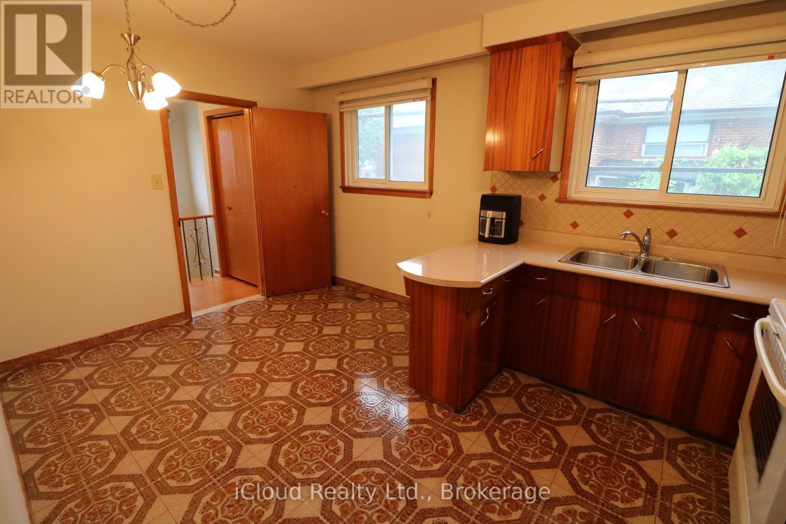 61 Rockbank Crescent, Toronto, Ontario  M9M 1L1 - Photo 7 - W12429257