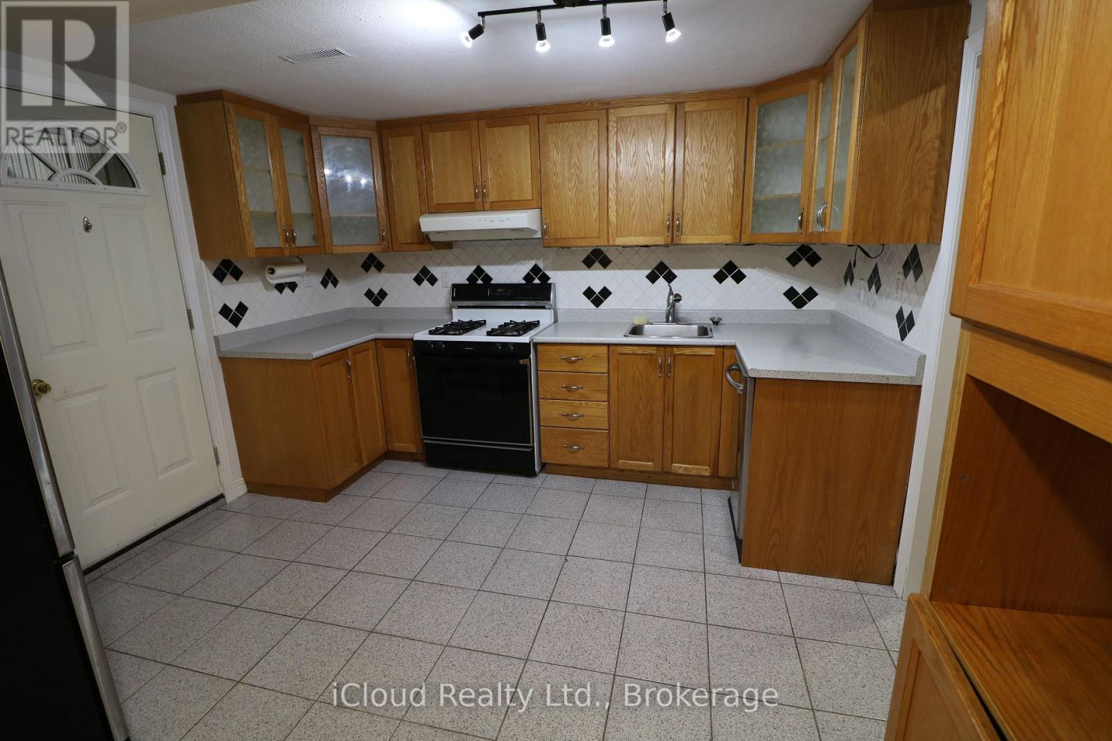 61 Rockbank Crescent, Toronto, Ontario  M9M 1L1 - Photo 24 - W12429257