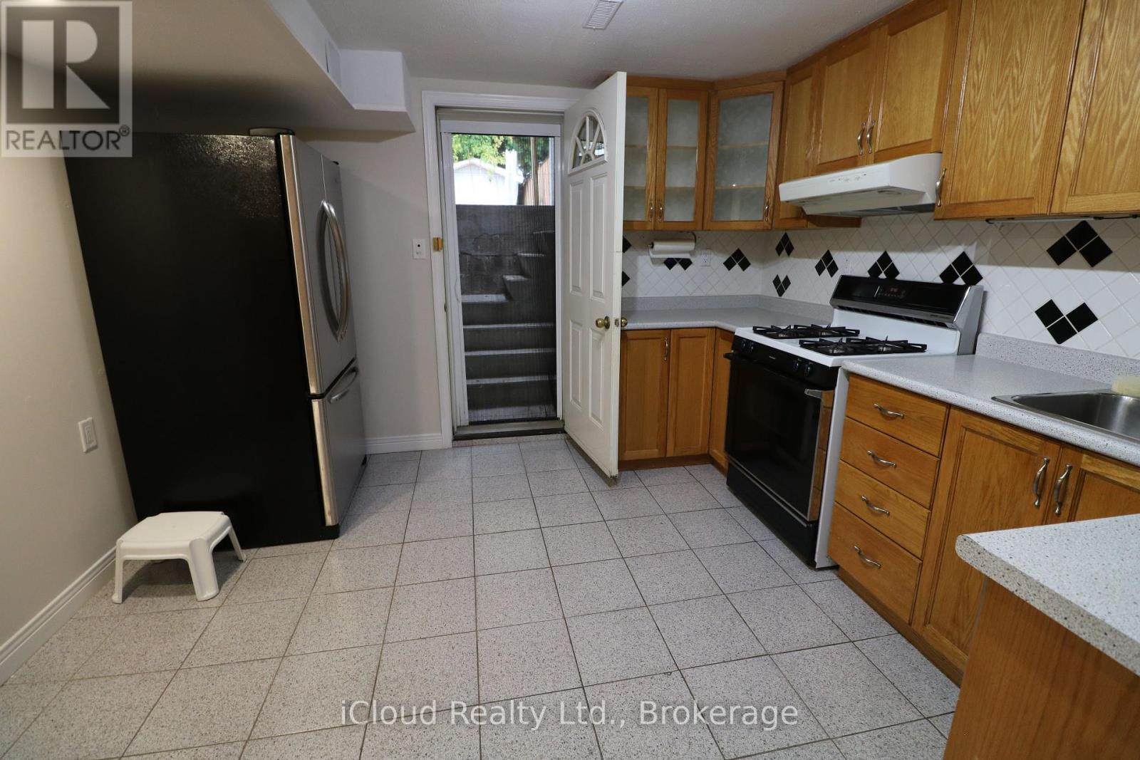 61 Rockbank Crescent, Toronto, Ontario  M9M 1L1 - Photo 25 - W12429257