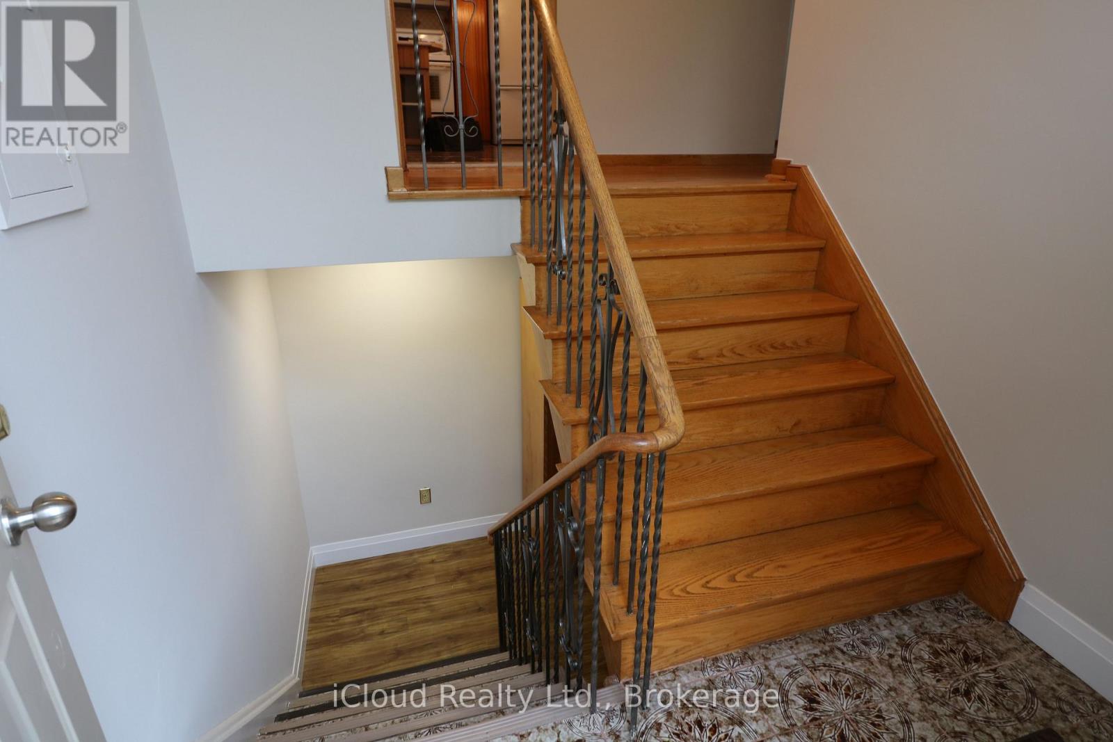 61 Rockbank Crescent, Toronto, Ontario  M9M 1L1 - Photo 5 - W12429257
